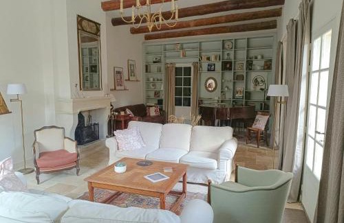 Alleins House | Artist's Villa With Pool Near Aix-En-Provence