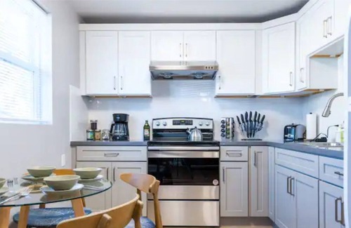 West Alameda Apartment | Artistic and Cozy 2BD-2BTH with Laundry in Historic Alameda
