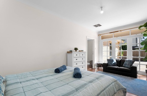 Rostrevor House | Artistic private 3 Bedroom house with courtyard and parking