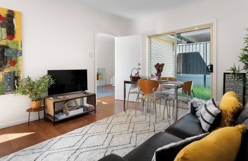 Rostrevor House | Artistic private 3 Bedroom house with courtyard and parking