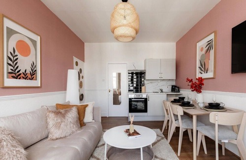 West Kensington Apartment | Artistic West Kensington 2BR Flat w/Terrace