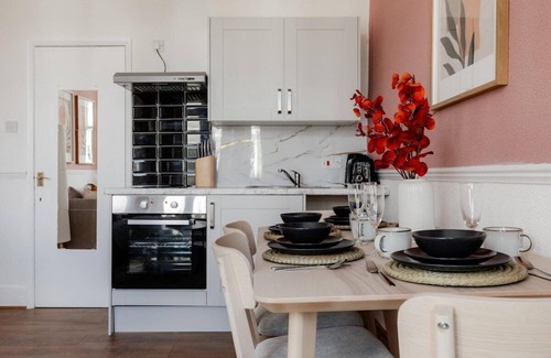 West Kensington Apartment | Artistic West Kensington 2BR Flat w/Terrace