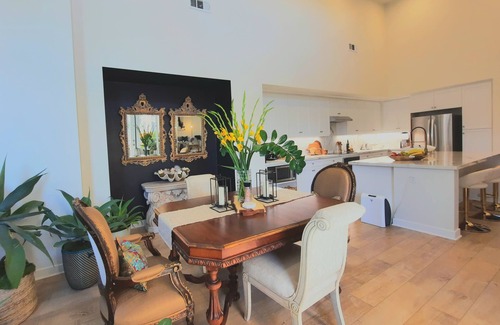 Camarillo House | Artist’s modern luxe 3 br 3 ba gem- 2 large Primary suites