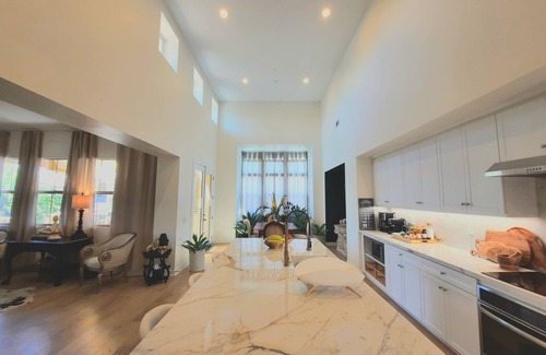 Camarillo House | Artist’s modern luxe 3 br 3 ba gem- 2 large Primary suites