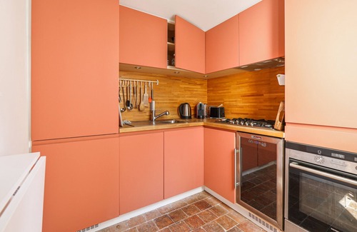 10th Arrondissement Apartment | Artists' studio, on the roofs of Montmartre - Welkeys