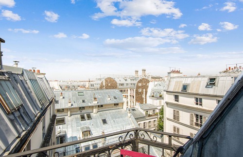 10th Arrondissement Apartment | Artists' studio, on the roofs of Montmartre - Welkeys
