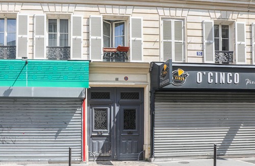 10th Arrondissement Apartment | Artists' studio, on the roofs of Montmartre - Welkeys
