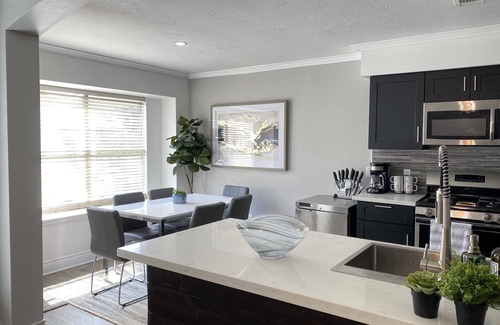 Clodine House | Artsy Home, Mins to Bellaire & Galleria, Sleeps 9, Family Friendly