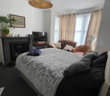 Barling House | Artsy Minimalist Suite