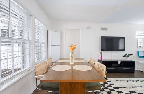 Hapeville House | Artsy, Retro and Spacious Home, 6 minutes from Airport with Ample Privacy