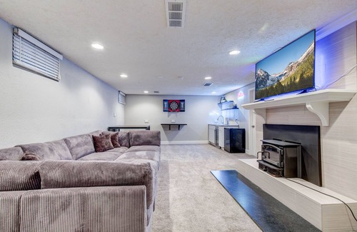 Allendale Area House | Arvada Oasis + New Hot Tub Sleeps up to 16 with 6 Cozy Beds!