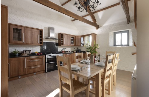Liskeard Cottage | As a former cider press, Hob Nob is no stranger to a gathering of family and friends. It's delightfu