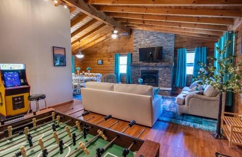 Mount Nebo House | Ascension Cabin - hot tub, fire pit, babbling brook