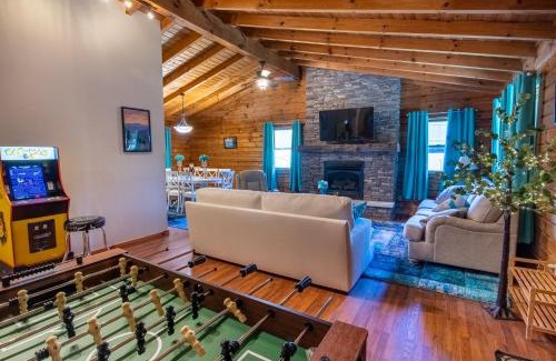 Mount Nebo House | Ascension Cabin - hot tub, fire pit, babbling brook