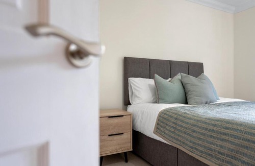 Ascot House | Ascot Spacious 4 Bedroom Home with Driveway
