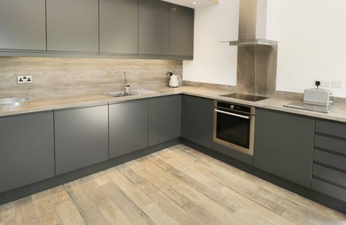 Keighley Cottage | ASH BANK, JACOBS WOOD, with hot tub in Silsden