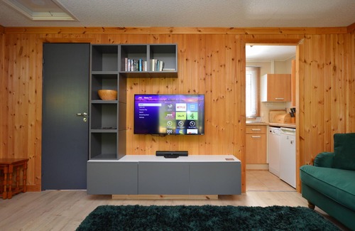 Loch Eck Cabin | Ash Lodge – Romantic Log Cabin, with Hot Tub, Sleeps 2