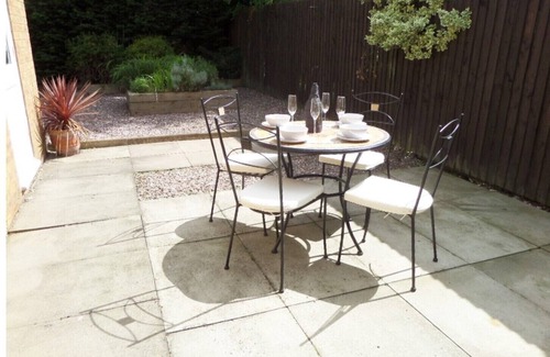 Hoole House | ASHTREE HOUSE,CHESTER.EXCELLENT LOCATION,PRIVATE PARKING & GARDEN IN QUIET AREA.