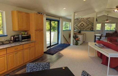 Gualala Apartment | Asian-themed Queen's Loft Apartment 10 mins to the beach and downtown!