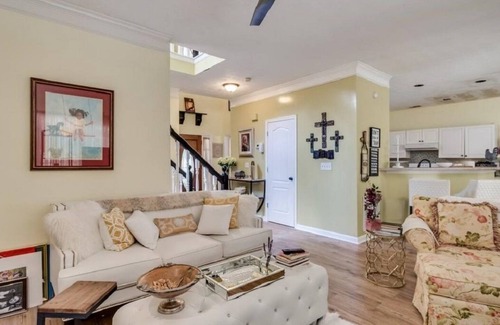 Stone Mountain House | Ask about our special rates for Traveling Nurses & Medical Professional/Student!