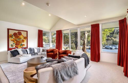 Thredbo Ski Chalet | Aspect 5 Chalet a stones throw from all Thredbo has to offer