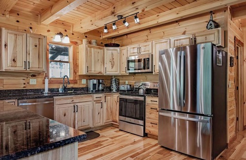 Logan Cabin | Aspen Hollow Lodge: Luxurious 5 Bedroom/4 Bathroom Space for 18 in Hocking Hills