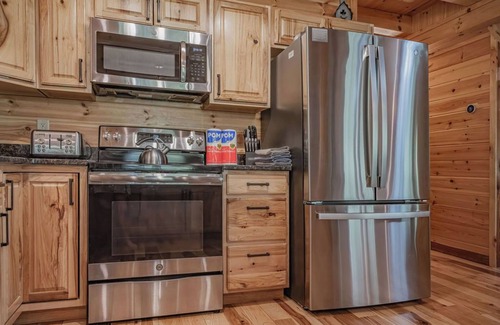Logan Cabin | Aspen Hollow Lodge: Luxurious 5 Bedroom/4 Bathroom Space for 18 in Hocking Hills
