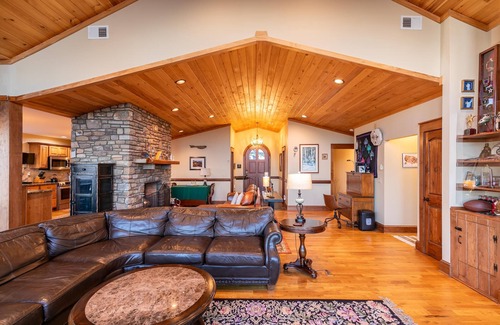 Boone House | Aspen Memories - Stunning Mountain Views, Hot Tub, Pool Table, great location!