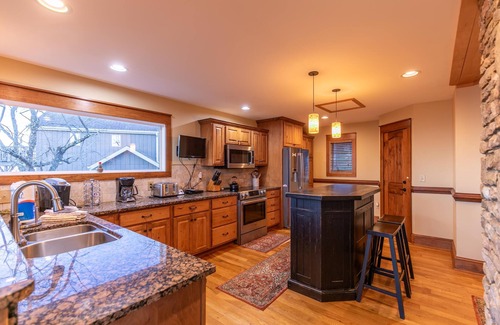Boone House | Aspen Memories - Stunning Mountain Views, Hot Tub, Pool Table, great location!
