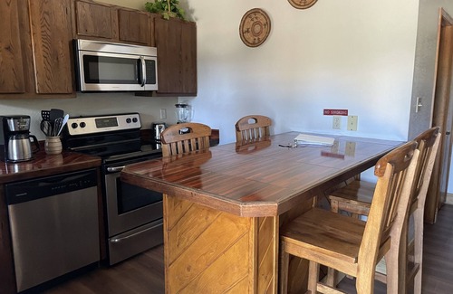 Angel Fire Condo | Assigned Parking Top Floor & 2 easy blocks to slopes
