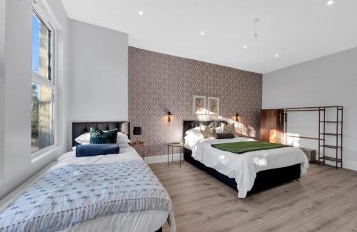 Westcliff-on-Sea Apartment | Astonishing 4BR House - Perfect for a Big Family