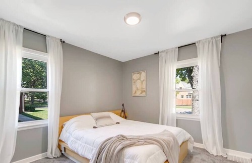 St. Louis Park House | Astounding 💜 The City's Best Home - Sleeps 10