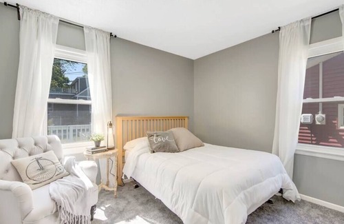 St. Louis Park House | Astounding 💜 The City's Best Home - Sleeps 10
