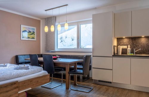 Gries Apartment | Cosy apartment with sunny balcony near Kaprun