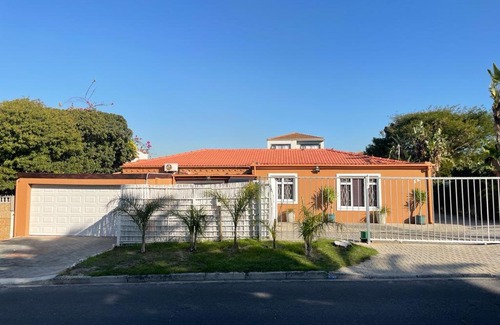 Bloubergstrand House | At Cheryl's Guesthouse