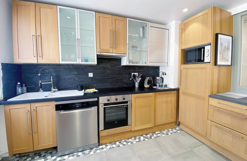 Reims Apartment | At Clém's, 8 people, private garage, wifi + Netflix