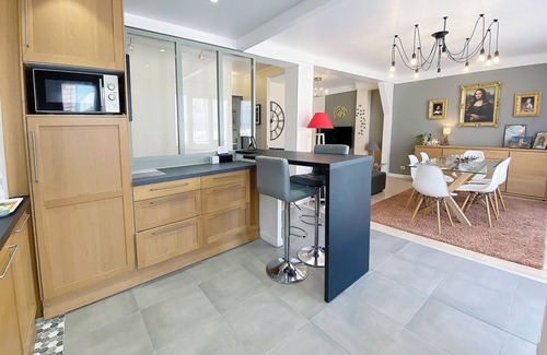 Reims Apartment | At Clém's, 8 people, private garage, wifi + Netflix