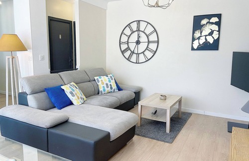 Reims Apartment | At Clém's, 8 people, private garage, wifi + Netflix