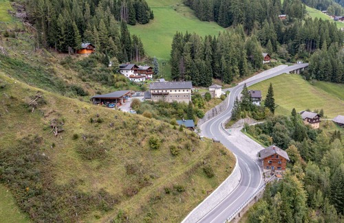 Heiligenblut House | Beautiful private villa for 10 people with WIFI, patio, pets allowed and panoramic view