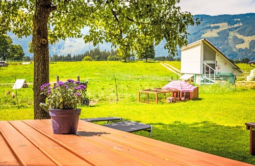 Saalfelden am Steinernen Meer Villa | Lovely apartment in villa for 4 guests with TV, balcony and panoramic view