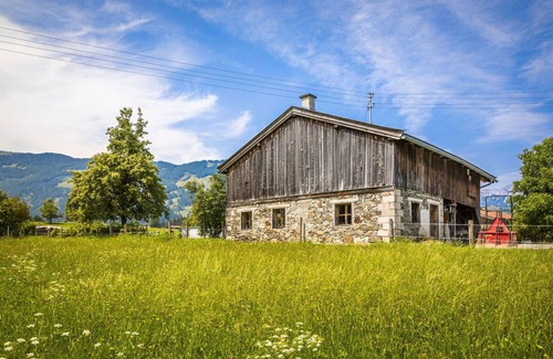 Saalfelden am Steinernen Meer Villa | Lovely apartment in villa for 4 guests with TV, balcony and panoramic view