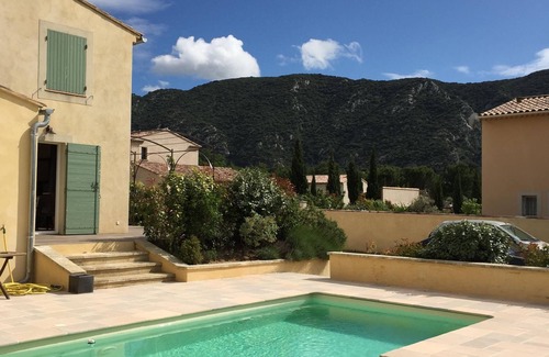 Maubec House | At the foot of the Luberon, beautiful Provencal house with pool and views of the Luberon