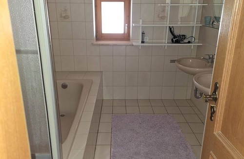 Pittenhart Apartment | At the Wegmacher with balcony