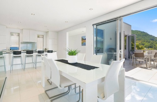 Fernhill House | Ataahua - Luxury home with spa pool - 3km to town
