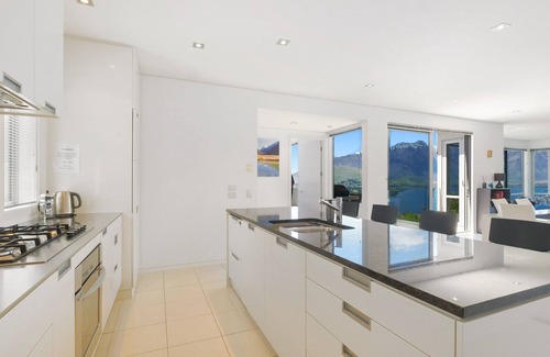 Fernhill House | Ataahua - Luxury home with spa pool - 3km to town
