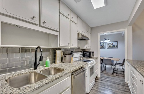 Marietta House | ATH -Marietta -2BR -Sleeps 6 -Pets -Fenced (twin)