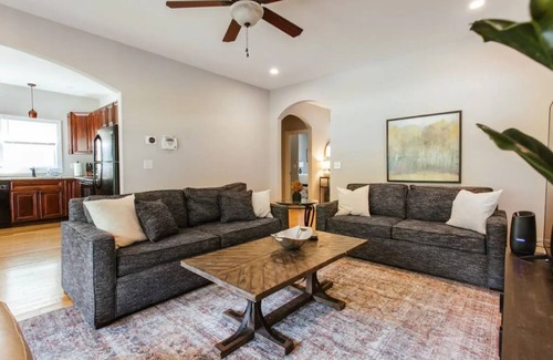 Athens House | Athens Spacious 4B/2.5B - 1 Mile to Downtown