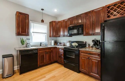 Athens House | Athens Spacious 4B/2.5B - 1 Mile to Downtown