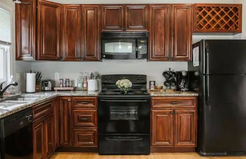 Athens House | Athens Spacious 4B/2.5B - 1 Mile to Downtown