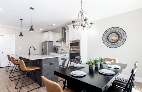 Kathleen House | AtHome+1 Stay | Luxe 3BR | Sleeps 10